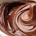 3788 3 كريمة الشوكولاته لتزيين الكيك ، طريقة عمل كريمة الشوكولاته لتزيين الكيك لورا